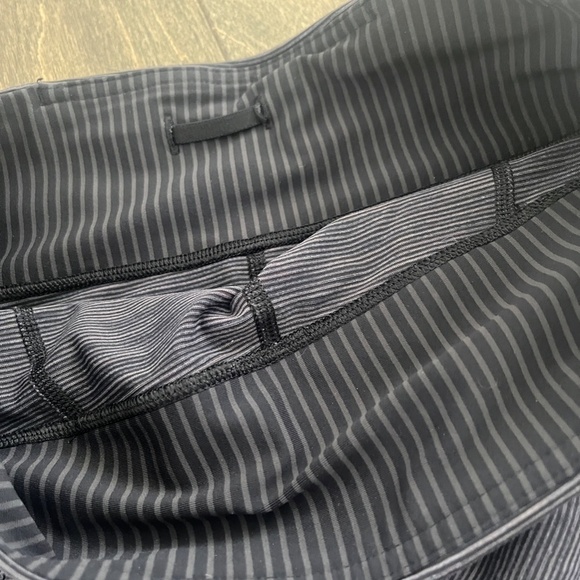 Lululemon Black and White Stripe Back Pocket Crop Leggings - Picture 4 of 6